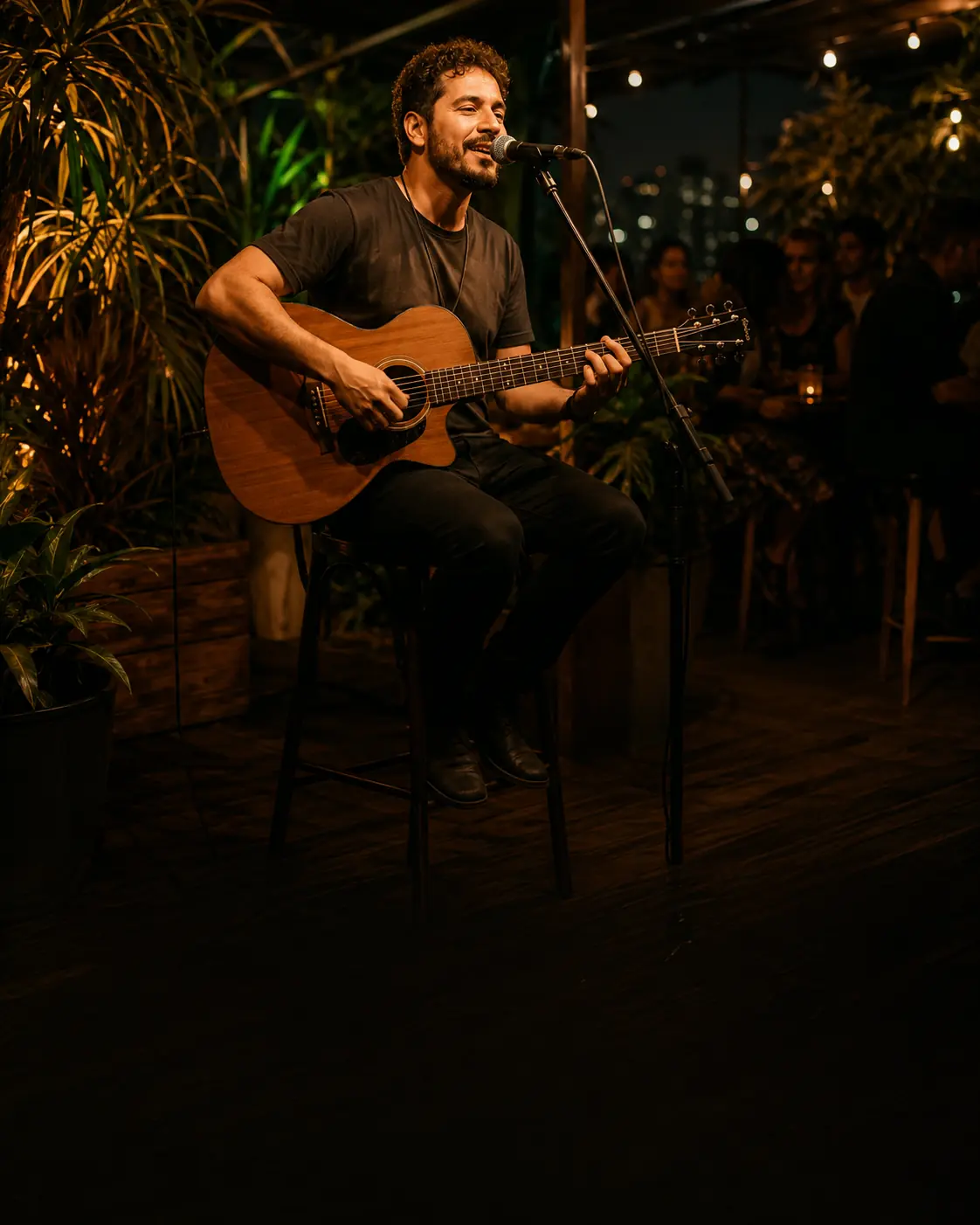 Cantor se apresentando ao vivo no rooftop