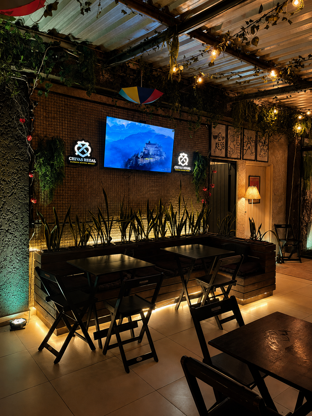 Iluminação elegante entre plantas e mesas