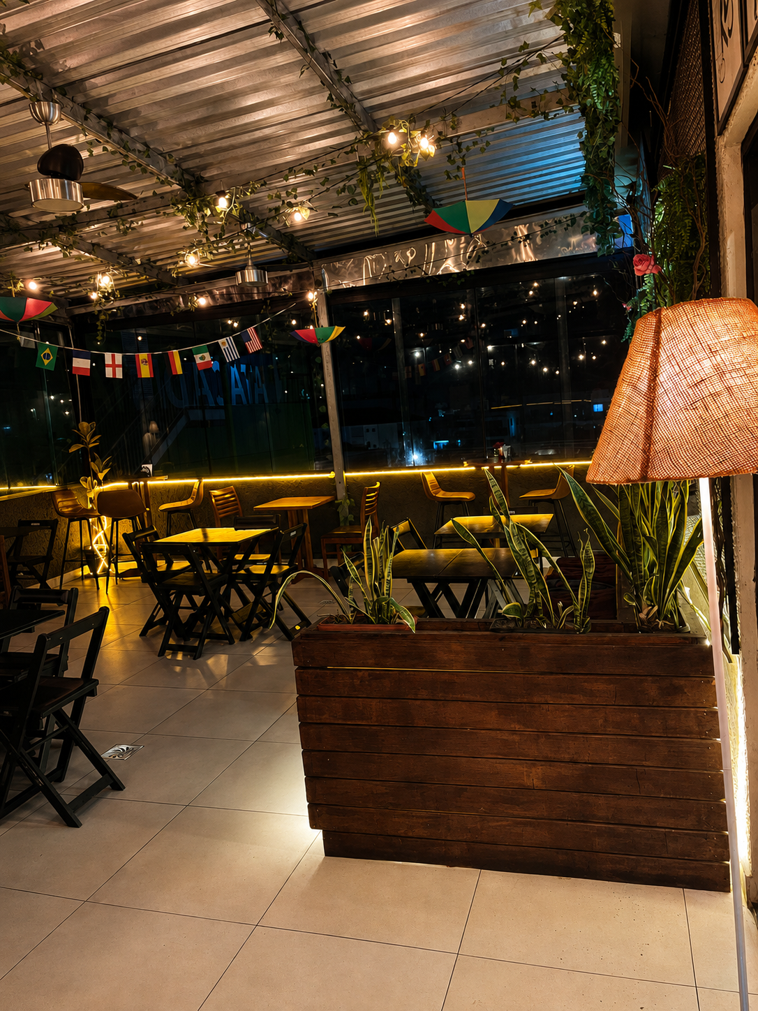 Terraço 48 com iluminação quente e acolhedora