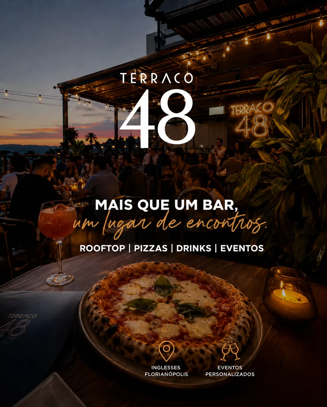 Terraço 48 ao entardecer com clientes, pizza e iluminação acolhedora